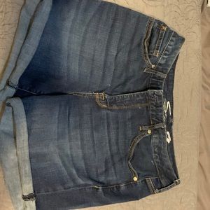 Seven7 cuffed dark denim color pop back pocket shorts